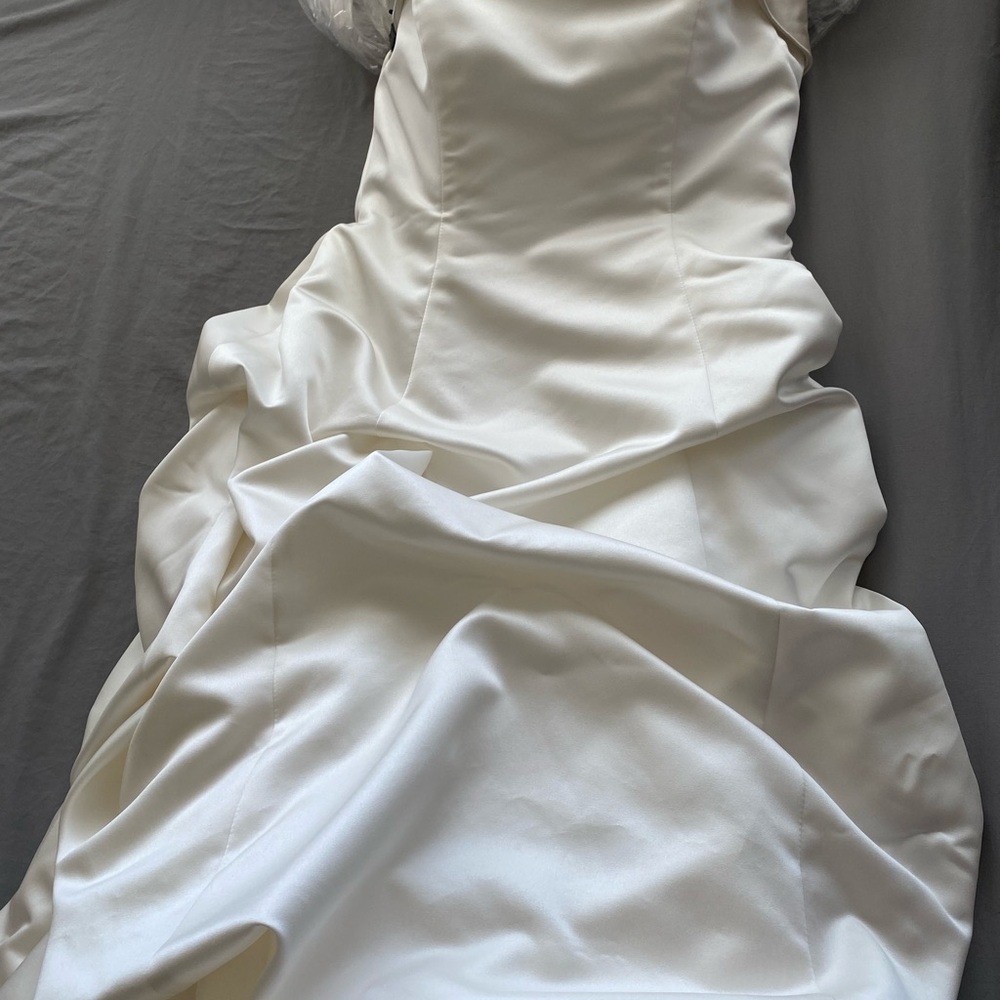 Wedding gown - Picture 5 of 14
